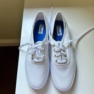 Keds Cream Sneakers. NWT size 6.